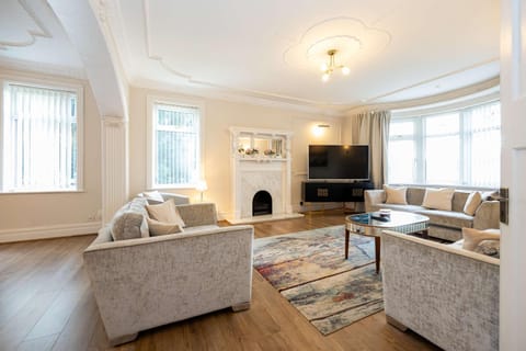 Detached House In Prestwich Sleeps 10 with Parking House in Prestwich