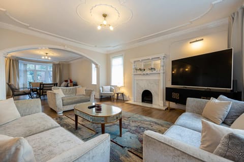 Detached House In Prestwich Sleeps 10 with Parking House in Prestwich