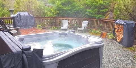 A slice of paradise with Hot Tub - Pet Friendly Apartment in Cowichan Valley