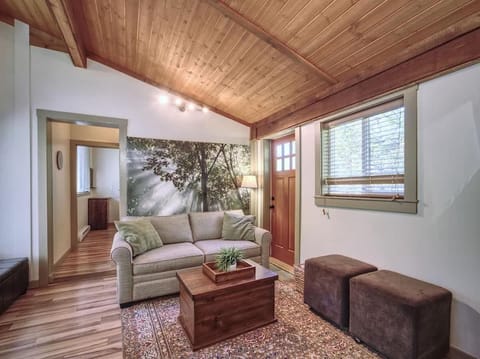 A slice of paradise with Hot Tub - Pet Friendly Apartment in Cowichan Valley