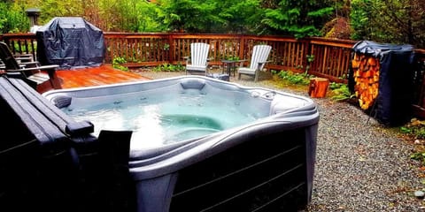 A slice of paradise with Hot Tub - Pet Friendly Apartment in Cowichan Valley