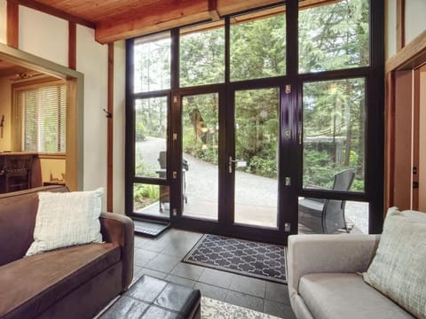 Private treed setting - no pets - garden view House in Cowichan Valley