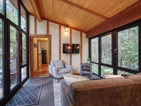 Private treed setting - no pets - garden view House in Cowichan Valley