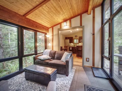 Private treed setting - no pets - garden view House in Cowichan Valley