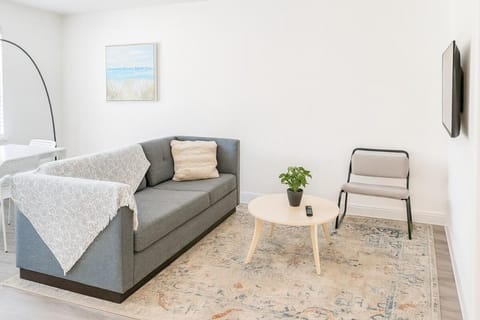 Modern 2BR Stay with Desk, Patio, BBQ, Free Parking Apartment in Fort Lauderdale