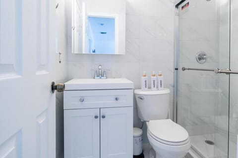 Modern 2BR Stay with Desk, Patio, BBQ, Free Parking Apartment in Fort Lauderdale