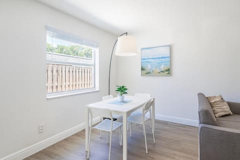 Modern 2BR Stay with Desk, Patio, BBQ, Free Parking Apartment in Fort Lauderdale