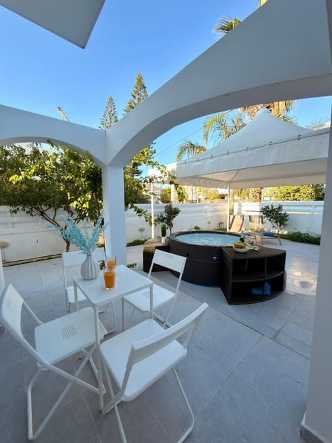 Day, Natural landscape, Hot Tub, View (from property/room), Balcony/Terrace