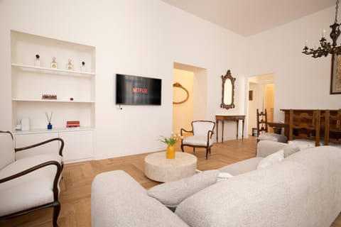 TV and multimedia, Living room, Photo of the whole room, Seating area, Dining area
