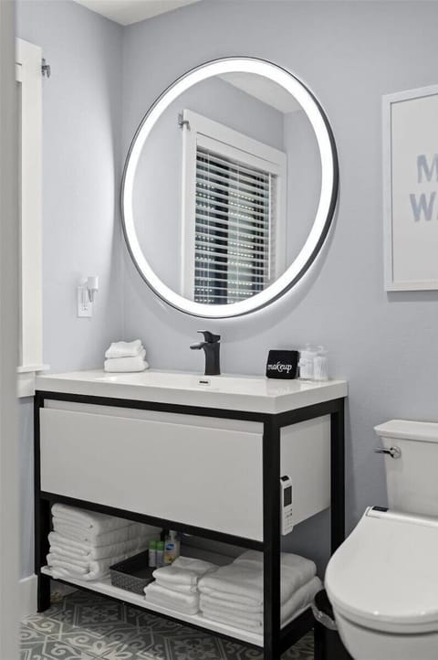 Beach Haven Updated Steps to Beach with Stunning Ocean Views Apartment in Edgewater