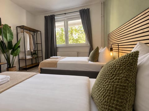 Bed, TV and multimedia, Bedroom