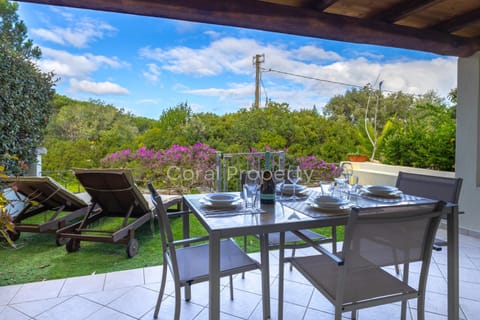 Patio, Day, Garden, Dining area, Garden view