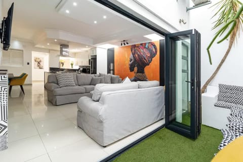 Sunset Oasis 4Bed 3Bath in Sea Point - Hot Tub House in Sea Point