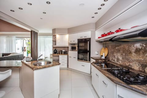 Hidden Gem-3Bed Parking & Pool House in Sea Point