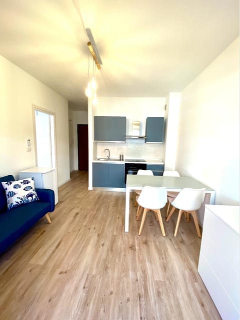 Kitchen or kitchenette, Living room, Seating area, Dining area, oven, stove