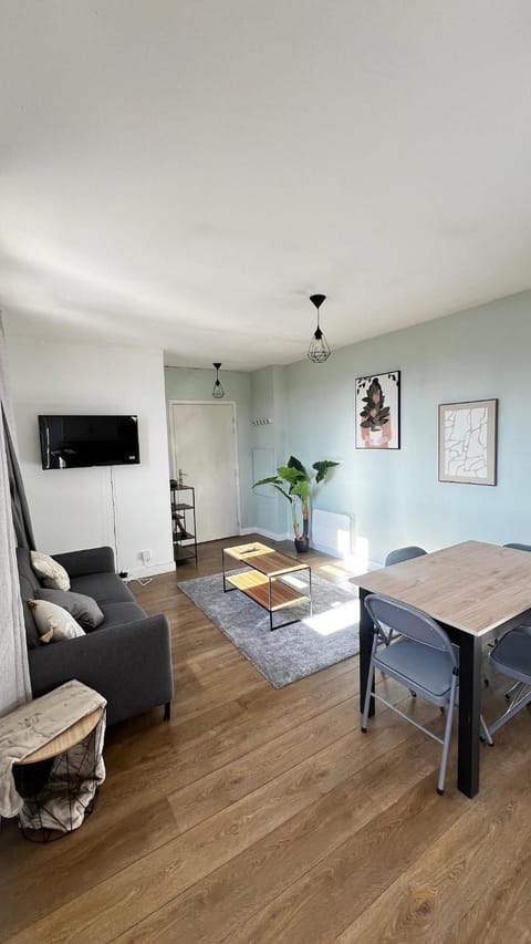 Superbe Appartement PArisien Proche metro et toutes commodités IDEAL COUPLES ET PROFESSIONNELS -15pourcents a la semaine Apartment in Île-de-France