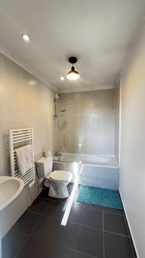 Superbe Appartement PArisien Proche metro et toutes commodités IDEAL COUPLES ET PROFESSIONNELS -15pourcents a la semaine Apartment in Île-de-France