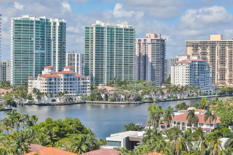 Property building, Nearby landmark, Day, Natural landscape, Bird's eye view, City view, Lake view, River view, Sea view