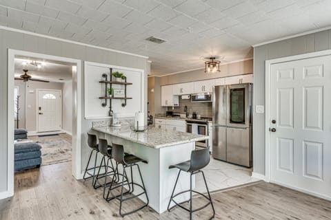 4 Mi to NAS Pensacola! Family Getaway with Pool House in Navy Point