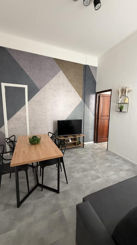 TV and multimedia, Seating area, Dining area