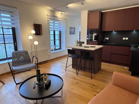 Kitchen or kitchenette, Living room, Seating area, Dining area