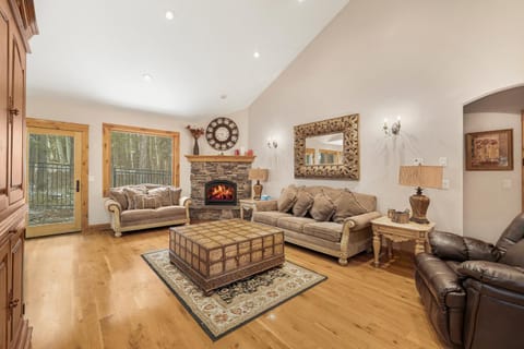 ALPINE ASCENT: Heated Floors Garage Snowmobiling ATV Trails Grand Tetons Jackson Nearby Rivers House in Wyoming