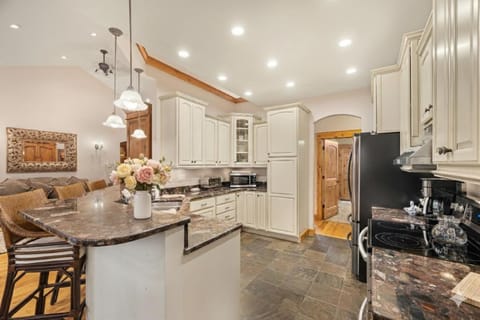 ALPINE ASCENT: Heated Floors Garage Snowmobiling ATV Trails Grand Tetons Jackson Nearby Rivers House in Wyoming