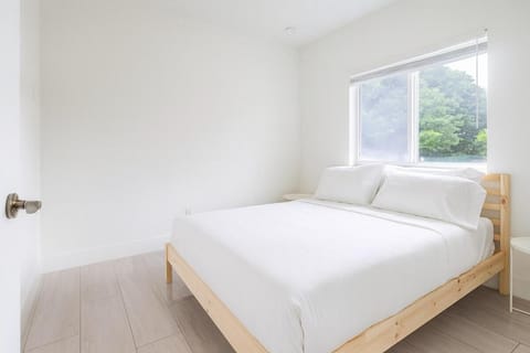 3BR Getaway, 4 Beds, Near Beach, Free Parking Apartment in Hallandale Beach