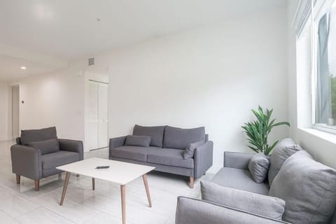 3BR Getaway, 4 Beds, Near Beach, Free Parking Apartment in Hallandale Beach