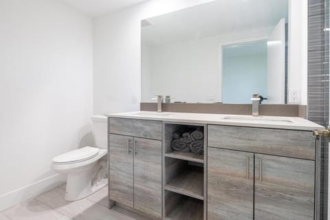 3BR Getaway, 4 Beds, Near Beach, Free Parking Apartment in Hallandale Beach