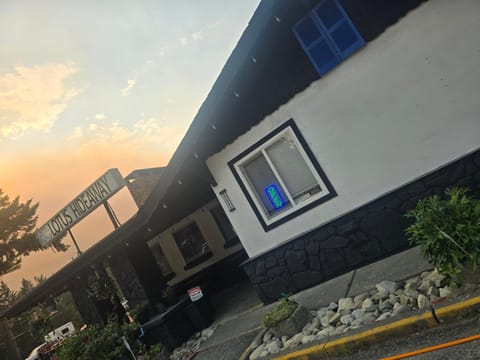 Property building, Restaurant/places to eat, Breakfast