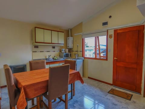 Kitchen or kitchenette, Dining area, oven, stove