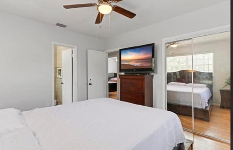 Private King Master Suite Near Hardrock Stadium House in Miami Gardens