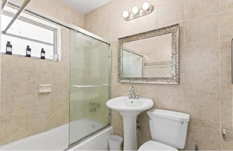 Private King Master Suite Near Hardrock Stadium House in Miami Gardens