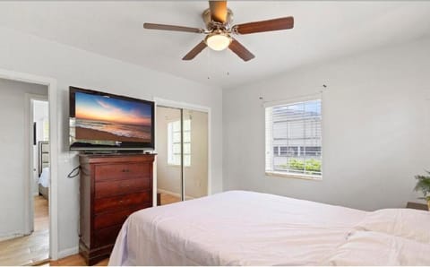 Private King Master Suite Near Hardrock Stadium House in Miami Gardens