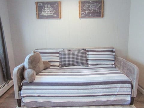 13-Min Jiminy, Fave, Hot Tub, Lg Open LR, Family House in Lanesborough