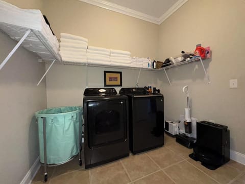 The Blue Heron Lakehouse! Superb 6-BR home Logan Martin Lake in charming Lincoln House in Pell City