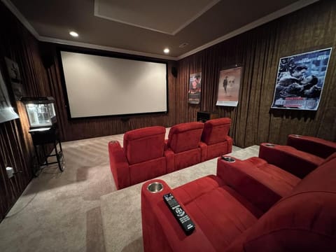 The Blue Heron Lakehouse! Superb 6-BR home Logan Martin Lake in charming Lincoln House in Pell City