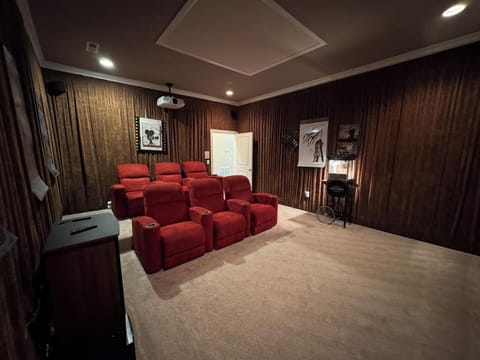 The Blue Heron Lakehouse! Superb 6-BR home Logan Martin Lake in charming Lincoln House in Pell City