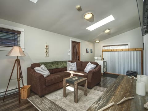 Oceanfront view 2 entertainment areas -Pet Friendly House in Cowichan Valley