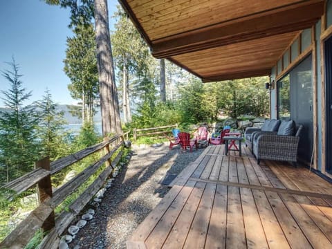 Oceanfront view 2 entertainment areas -Pet Friendly House in Cowichan Valley