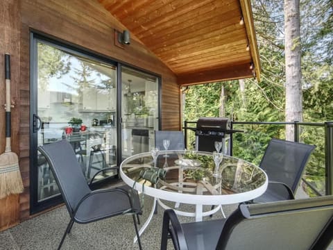 Oceanfront view 2 entertainment areas -Pet Friendly House in Cowichan Valley
