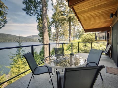 Oceanfront view 2 entertainment areas -Pet Friendly House in Cowichan Valley