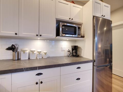 The Salty Dog - Oceanfront Getaway - Great View - Pet Friendly House in Cowichan Valley