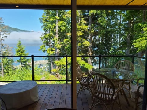 The Salty Dog - Oceanfront Getaway - Great View - Pet Friendly House in Cowichan Valley
