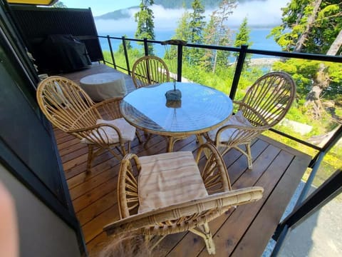 The Salty Dog - Oceanfront Getaway - Great View - Pet Friendly House in Cowichan Valley