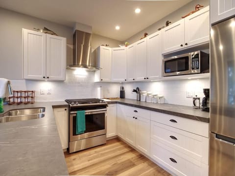 The Salty Dog - Oceanfront Getaway - Great View - Pet Friendly House in Cowichan Valley