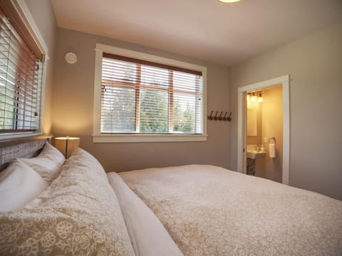 Oceanfront & Amazing Views - Pet Friendly - 2bdrm House in Cowichan Valley