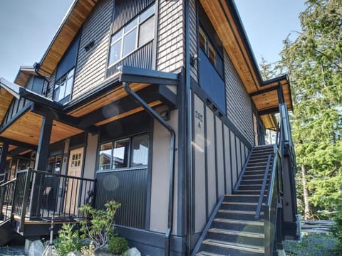 Oceanfront & Amazing Views - Pet Friendly - 2bdrm House in Cowichan Valley