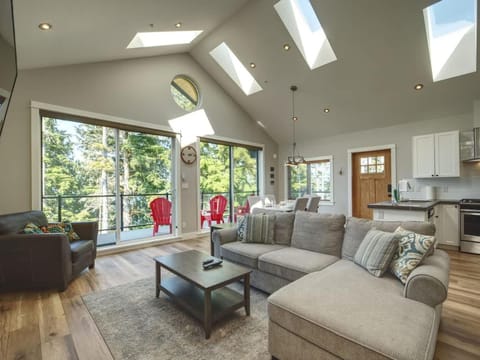 Oceanfront & Amazing Views - Pet Friendly - 2bdrm House in Cowichan Valley